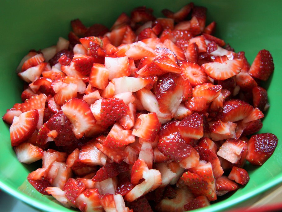 ▲ 清洗完後將草莓切片或切塊備用