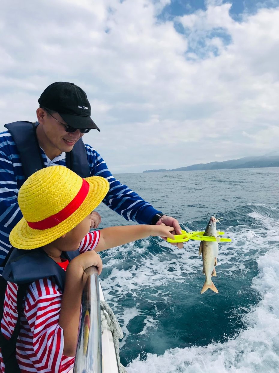 基隆親子海釣推薦－搭乘名隆號遊艇，大小朋友一起海釣去！