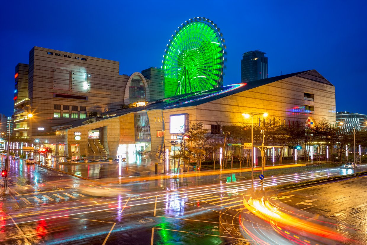 Night,View,Of,Taipei,City,With,Ferris,Wheel,In,Rainy