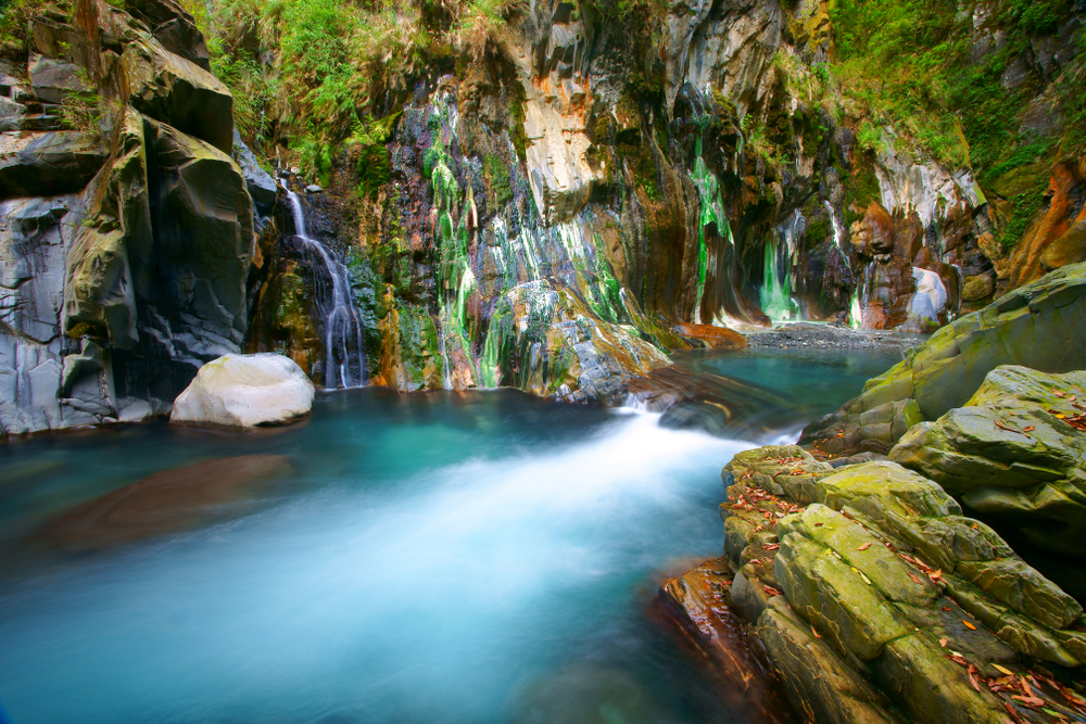 台東栗松溫泉被譽為全台最美野溪溫泉