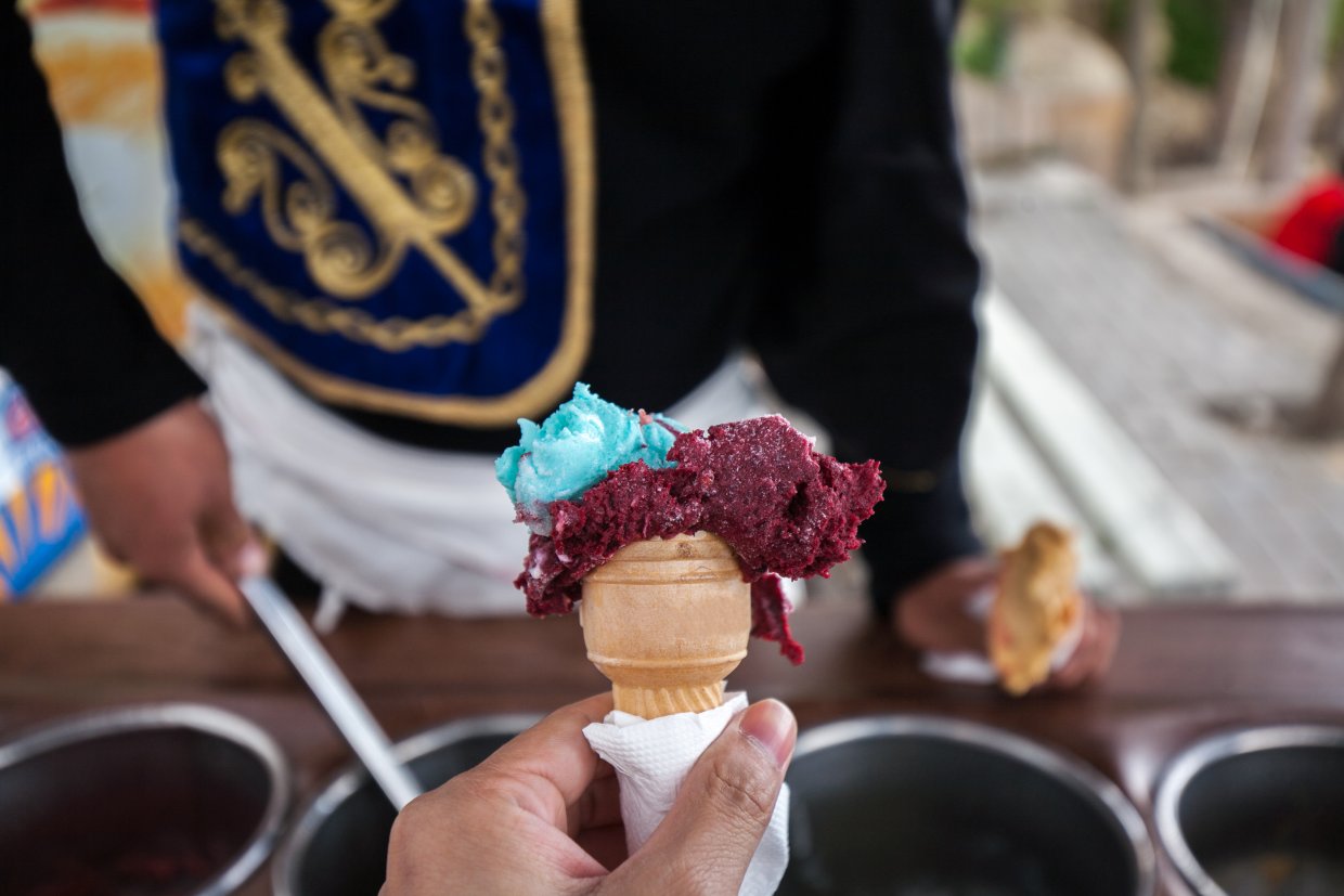 土耳其冰淇淋會添加蘭莖粉，口感黏稠有彈性。