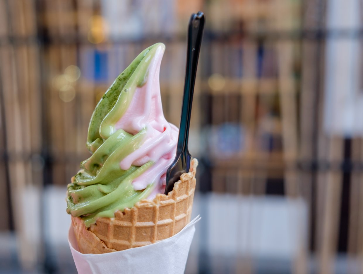 霜淇淋的乳脂肪含量較低，吃起來柔滑但更快融化