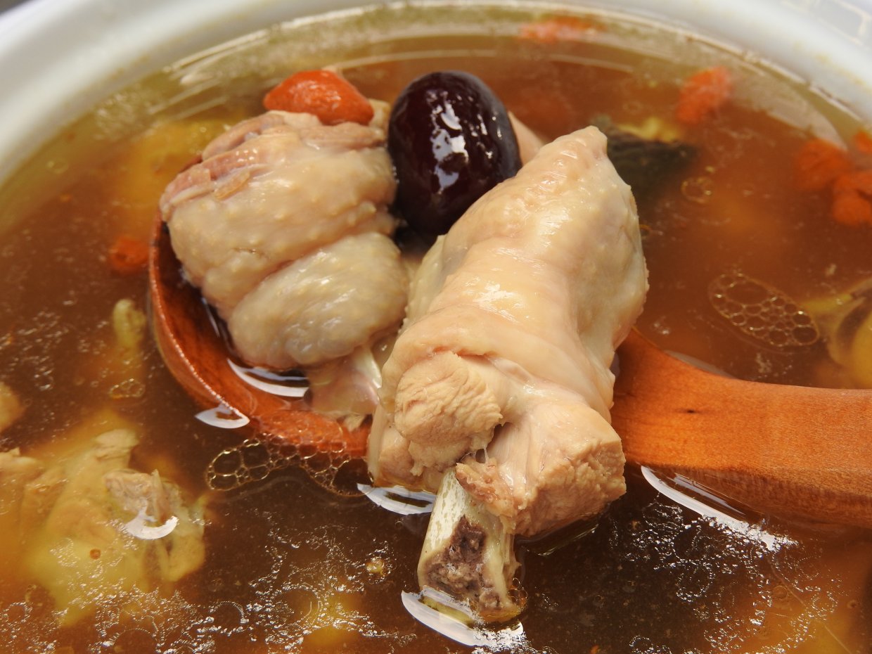 雞湯中添加紅棗，會讓湯頭更鮮甜又順口。