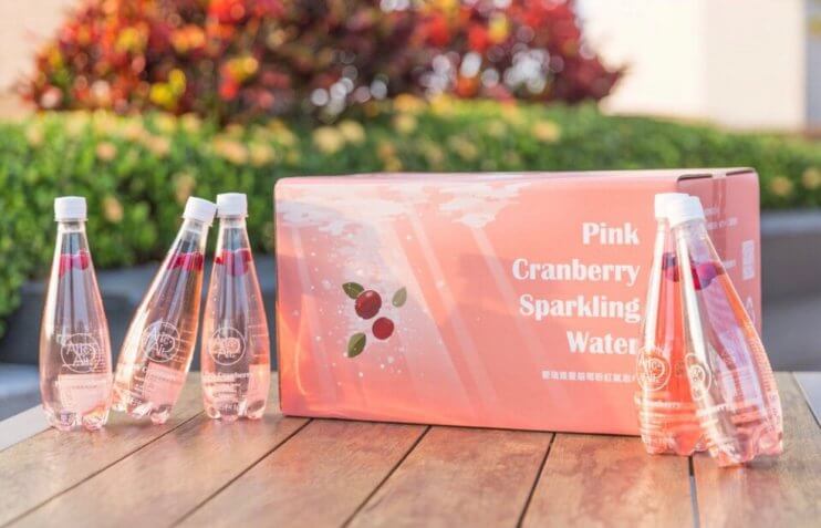將有機蔓越莓靜置氣泡水中，釋放出天然粉色元花青素，好喝又能補充好氣色
