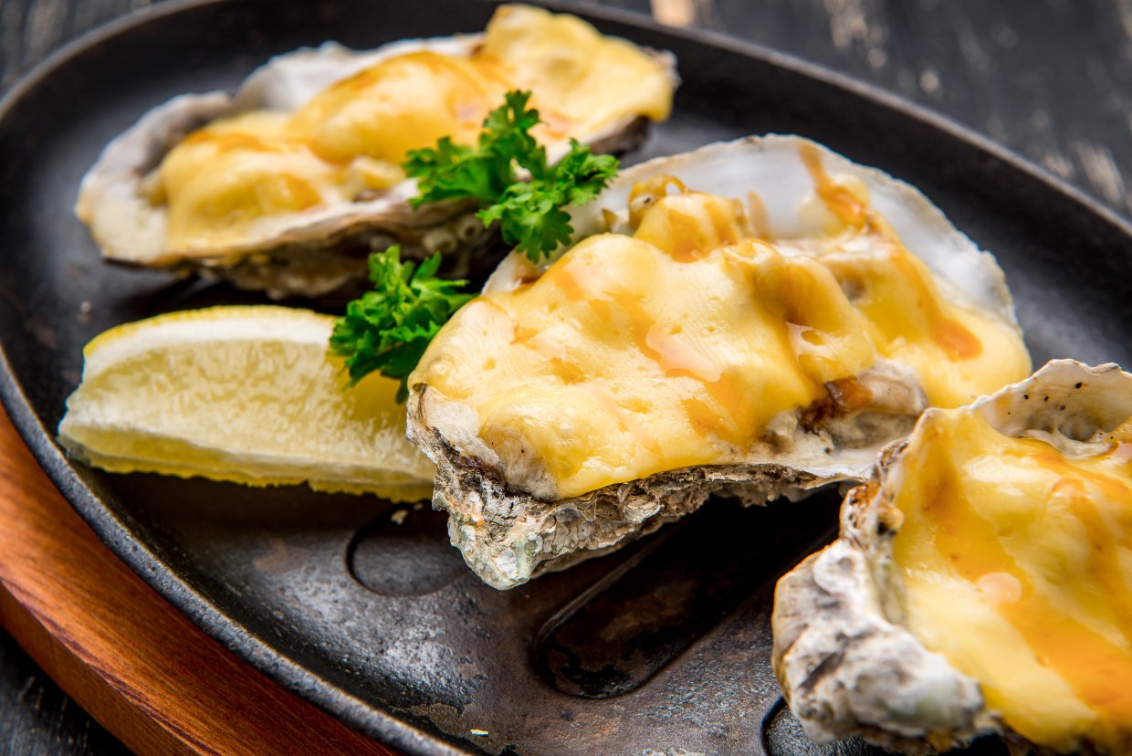 Oysters,In,A,Pan,In,A,Creamy,Sauce,And,Cheese 