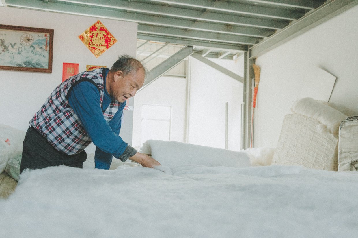 機器鋪棉大多是只有單一橫向鋪棉，棉花較容易拉扯分散，還是手工棉被比較耐用～