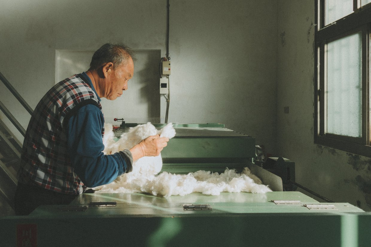 更早期是用純手工彈棉被，現在有整棉機將棉花去除雜質並均勻鋪平，就節省超多時間了