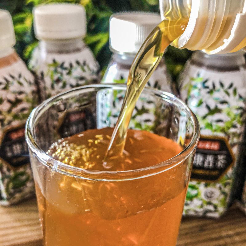 採用台灣在地有機茶葉，並添加樹葡萄酵素及檸檬酵素，所製成的康普茶味道及口感很不一樣哦～