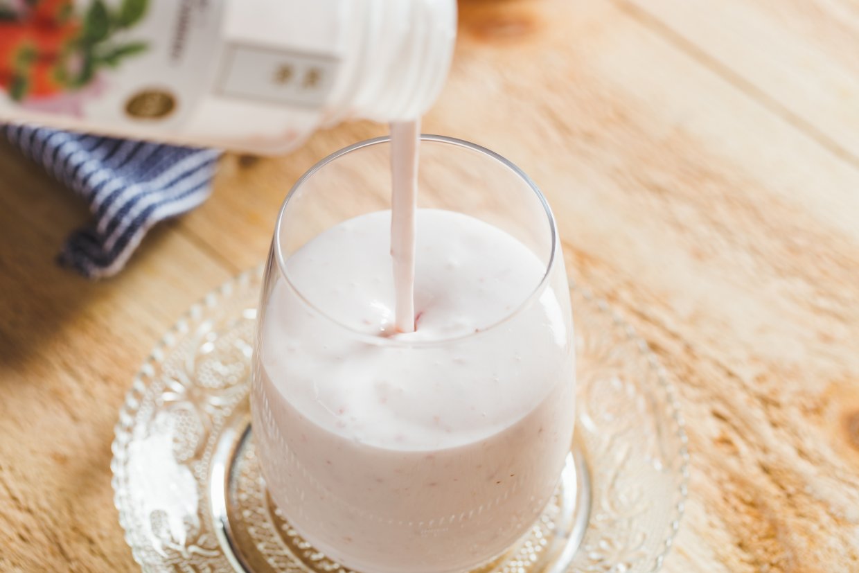 雙鮮優格使用國產牛奶及羊奶新鮮製作，加上丹麥乳酸菌，口感滑順、營養價值更高