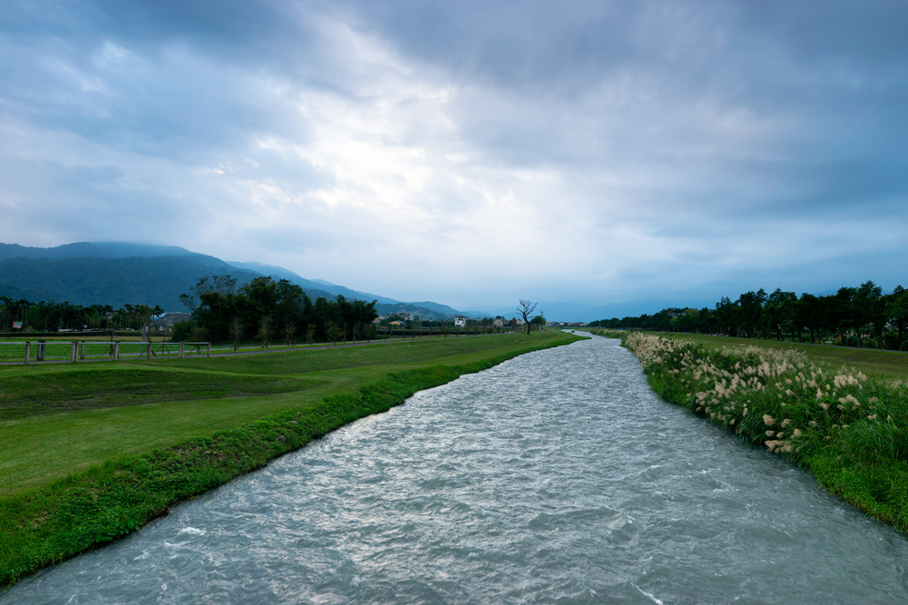 View,From,Annong,River,In,Cloudy,Day,And,Green,Lawn