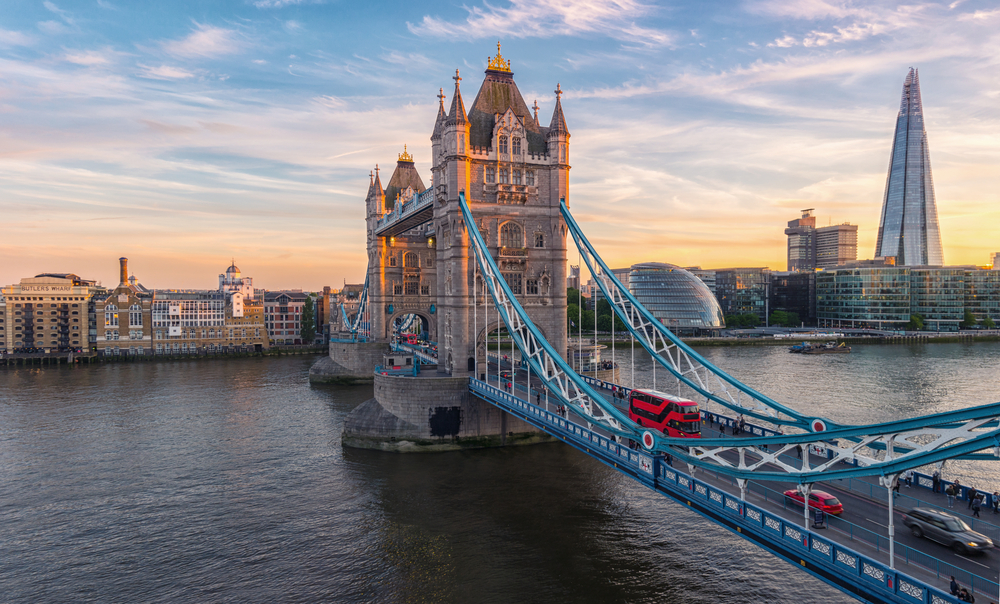 Tower,Bridge,In,London,,The,Uk ,Sunset,With,Beautiful,Clouds