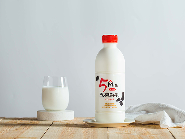 五梅鮮乳不添加人工乳化劑及消泡劑，成分無調整，滋味自然鮮甜，更有人說勝過日本進口鮮奶