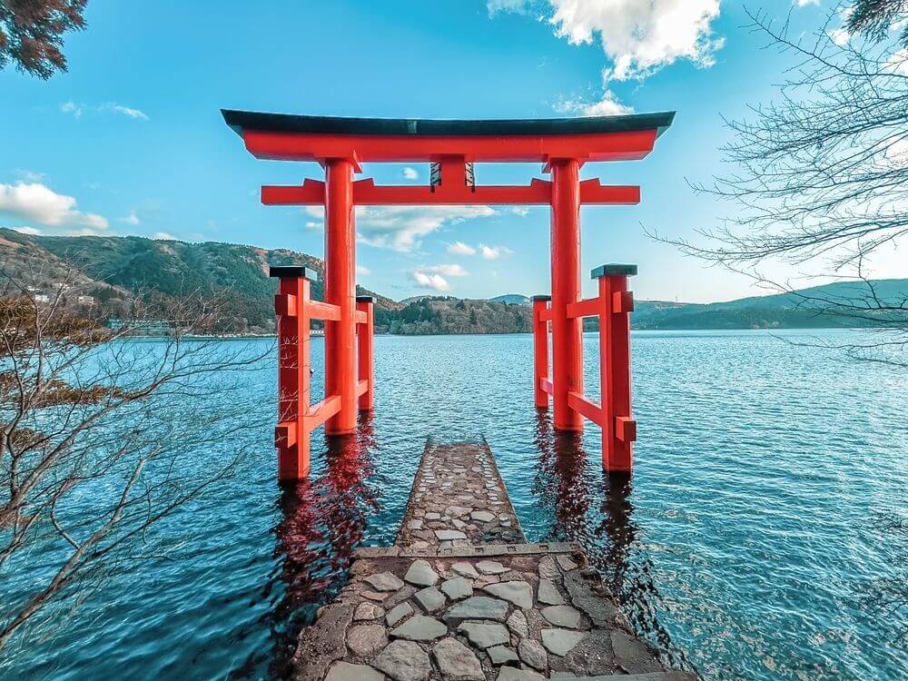 芦之湖畔鳥居（圖／Shutterstock）